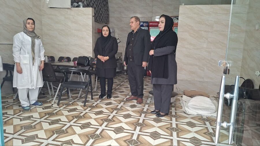 دیدار معاون فرماندار کامیاران با زنان سرپرست خانوار شاغل در گروه‌های همیار
