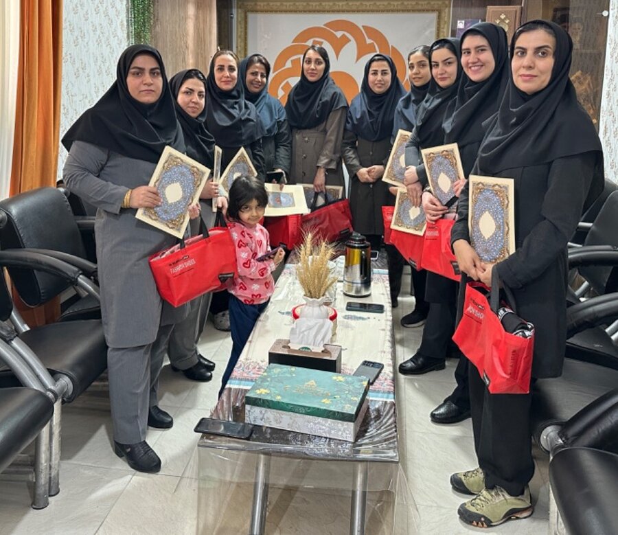 جم| تقدیر از بانوان شاغل در اداره بهزیستی شهرستان جم به مناسبت روز مقام پاسداشت مادر و روز زن
