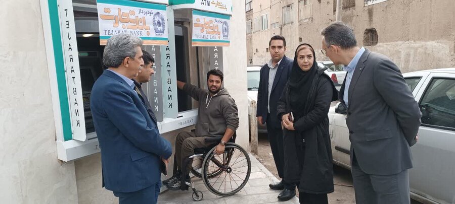  افتتاح بالابر و مناسب‌سازی ورودی شعب بانک تجارت برای افراد دارای معلولیت 