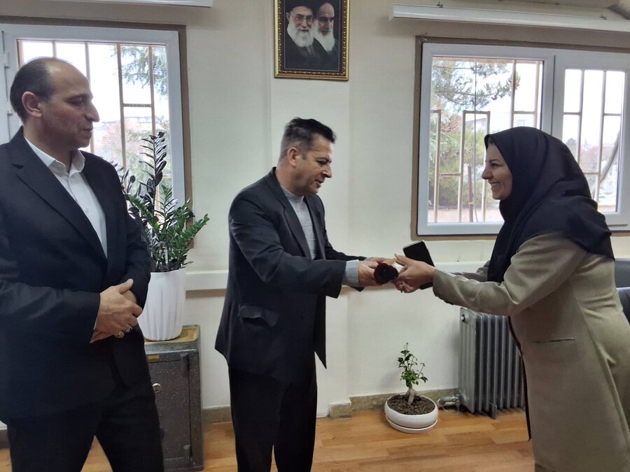 دیدار مدیرکل بهزیستی آذربایجانغربی با بانوان شاغل در بهزیستی ارومیه همزمان با ولادت حضرت فاطمه زهرا(س)