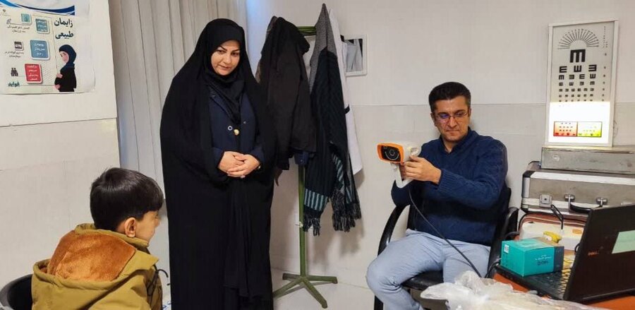 بازدید رئیس بهزیستی شاهین دژ از طرح غربالگری بینایی شهرستان
