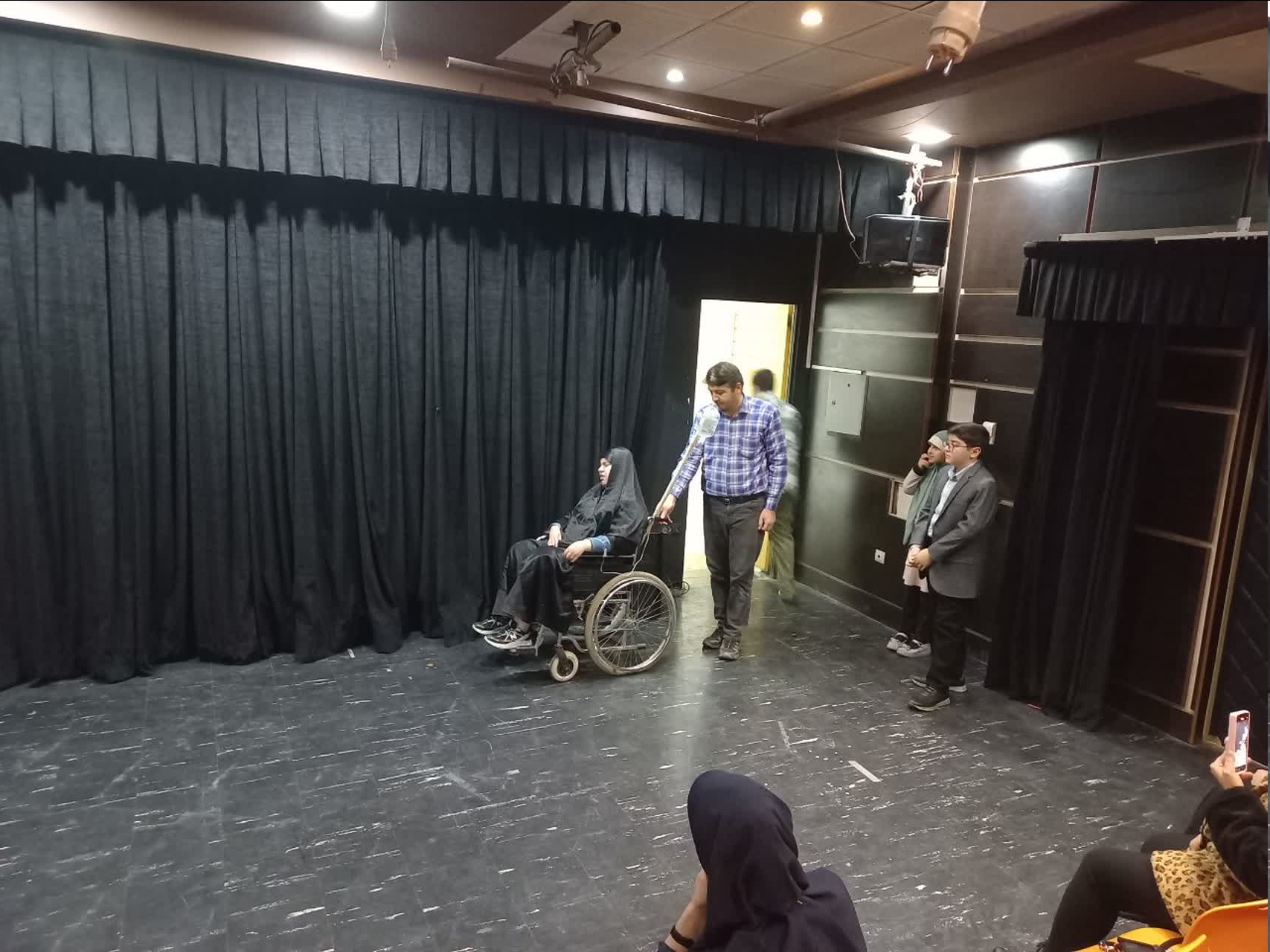 بازبینی نمایش‌های جشنواره تئاتر منطقه‌ای معلولین زاگرس در همدان برگزار شد