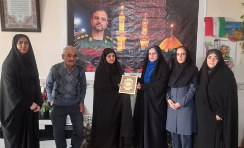 چهارباغ | تقدیر از مادر شهید چوبداری به مناسبت گرامیداشت روز مادر