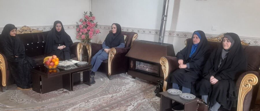 تقدیر از مادر شهید چوبداری به مناسبت گرامیداشت روز مادر