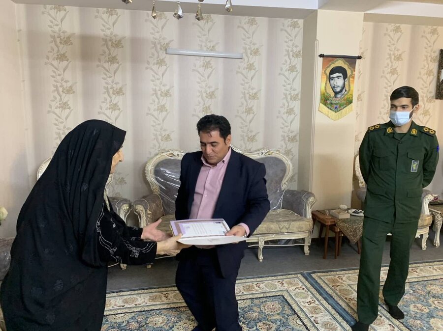 اسلامشهر| دیدار رئیس اداره با خانواده‌های معظم شهدا به مناسبت روز مادر