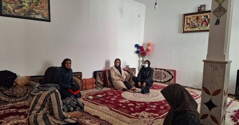 بازدید کارشناسان دفتر امور زنان بهزیستی همدان از خانواده‌ی زن سرپرست خانوار در اسدآباد