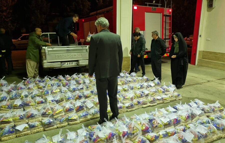 شهرک صنعتی سلماس ۱۰۰ بسته شب یلدایی به مددجویان بهزیستی اهدا کرد