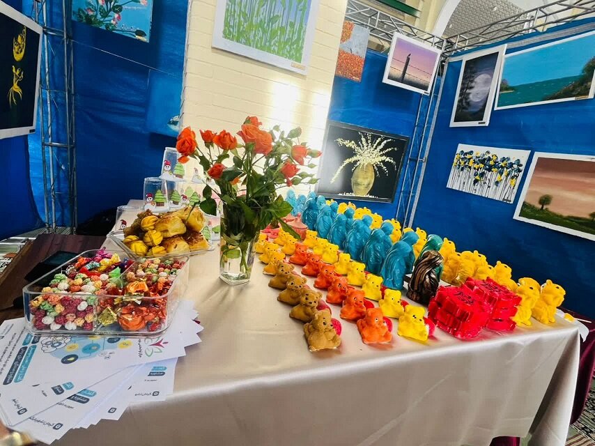 نمایشگاه آثار هنری وصنایع دستی افراد دارای معلولیت