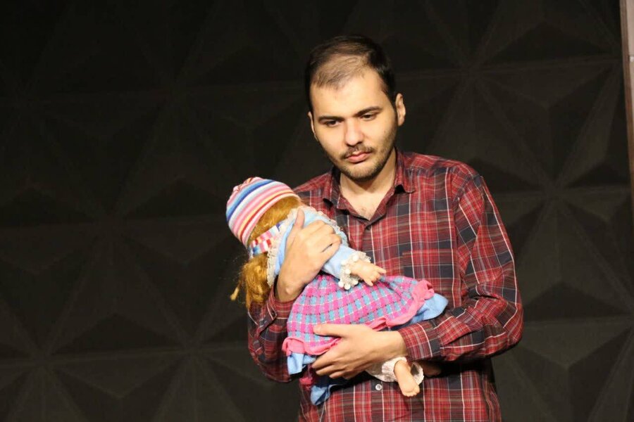 بازبینی آثار هنرمندان استان اردبیل در هشتمین جشنواره منطقهای تئاتر افراد دارای معلولیت «طلوع»