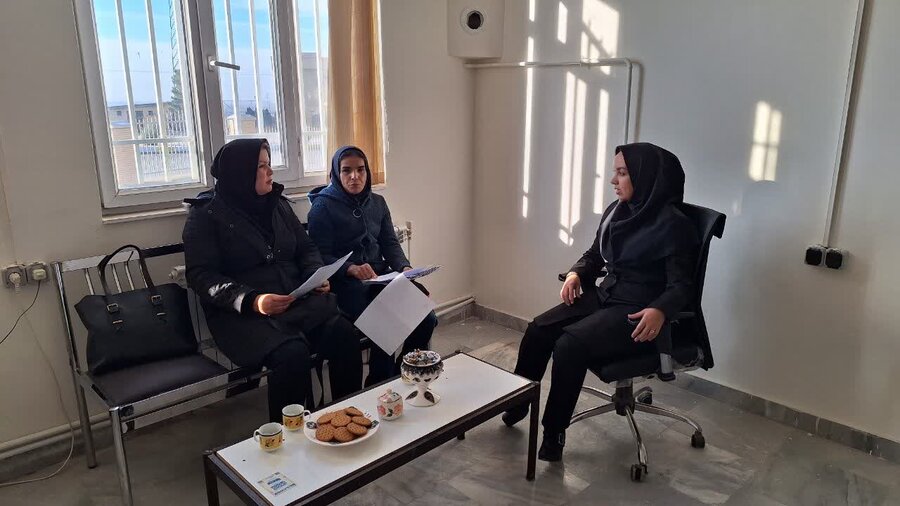 بازدید کارشناسان دفتر امور زنان و دفتر شبه‌خانواده از بهزیستی اسدآباد