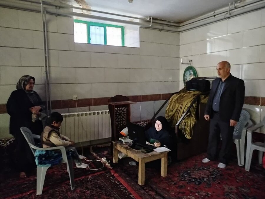 رئیس بهزیستی کبودرآهنگ از غربالگری بینایی در داق‌داق‌آباد بازدید کرد