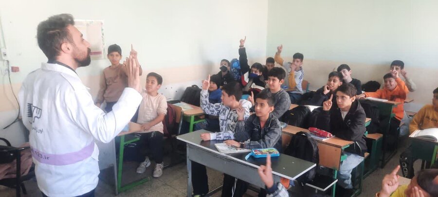 حضور کارشناسان اورژانس اجتماعی در مدرسه شهید محلاتی قروه