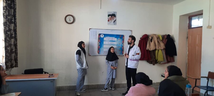 تبیین نقش اورژانس اجتماعی در دبیرستان دخترانه ۱۳ آبان شهرستان قروه