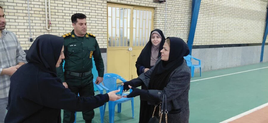 حضور بانوان بهزیستی قروه در مسابقات ورزشی هفته زن