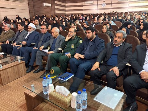 حضور مدیرکل بهزیستی کردستان و مشاور امور بانوان در آیین گرامیداشت روز زن