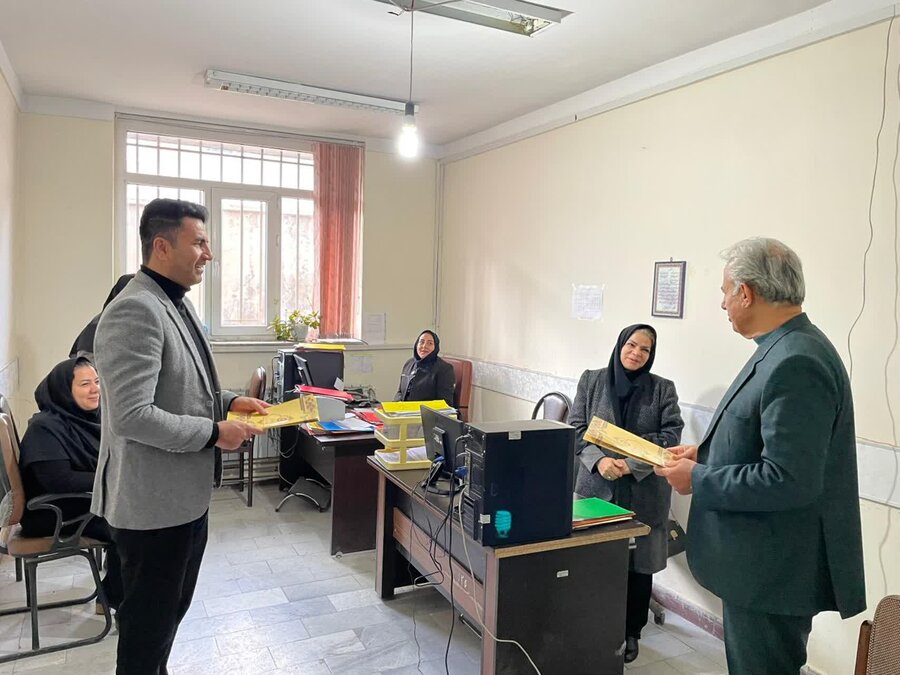 تقدیر رئیس بهزیستی قروه از کارکنان خانم اداره به مناسبت روز زن

