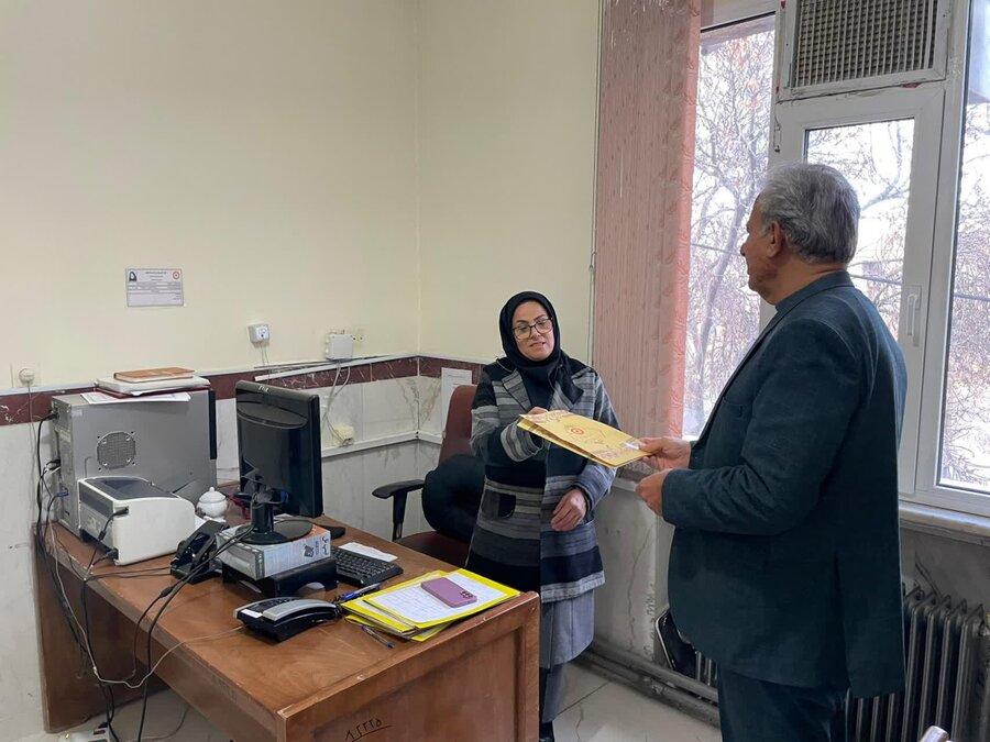 تقدیر رئیس بهزیستی قروه از کارکنان خانم اداره به مناسبت روز زن
