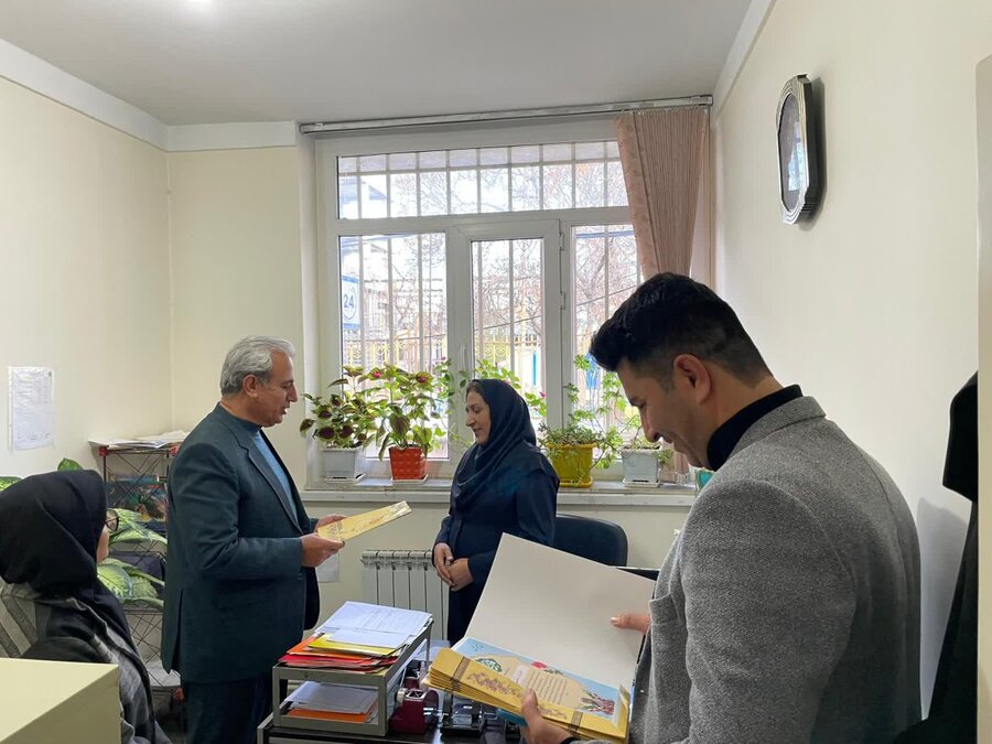 تقدیر رئیس بهزیستی قروه از کارکنان خانم اداره به مناسبت روز زن
