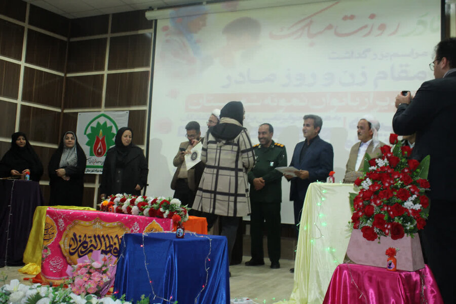 تقدیر از بانوان اداره بهزیستی دیواندره در روز گرامیداشت مقام مادر
