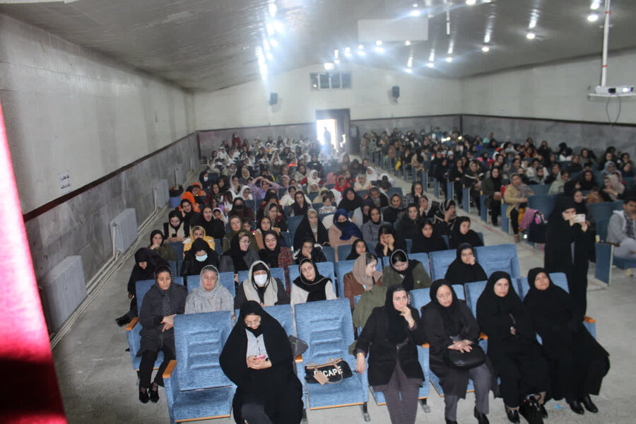 تقدیر از بانوان اداره بهزیستی دیواندره در روز گرامیداشت مقام مادر
