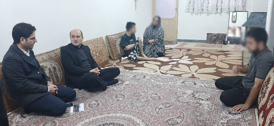 بازدید مدیرکل بهزیستی گیلان از خانواده دارای دو فرزند معلول