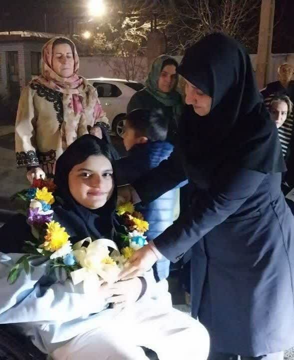 مراسم استقبال از بانوی طلایی مسابقات پاراآسیایی دبی ۲۰۲۵ در پایانه ی اتوبوس رانی استقلال ملایر