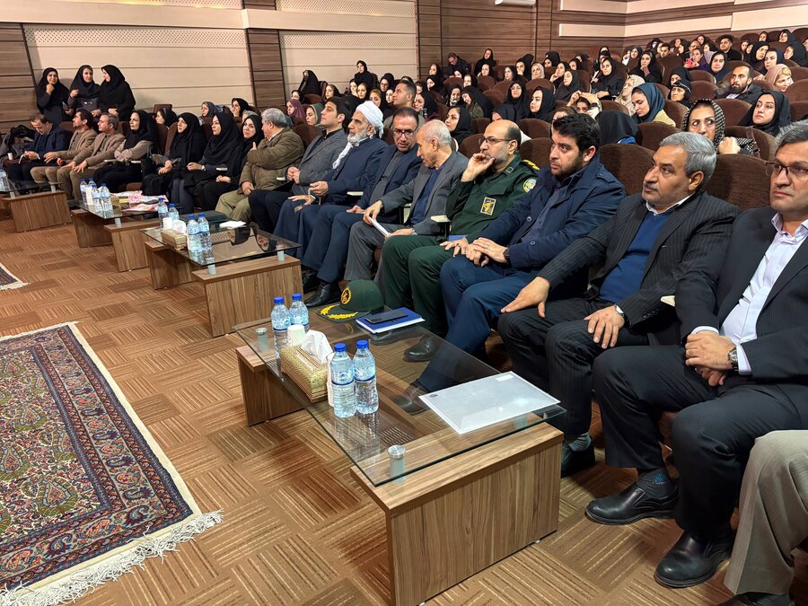 حضور مدیرکل بهزیستی کردستان و مشاور امور بانوان در آیین گرامیداشت روز زن