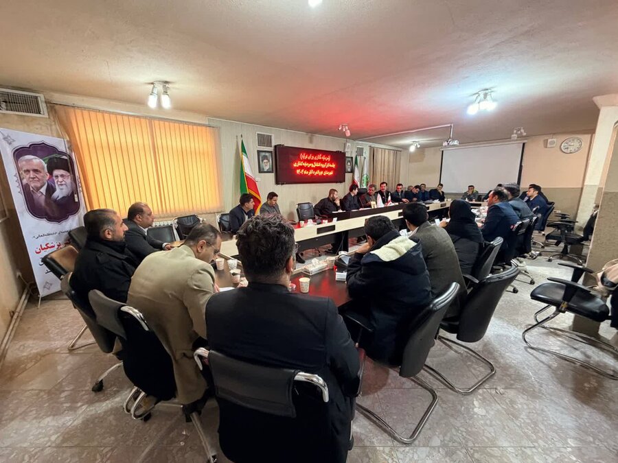 نشست کارگروه تخصصی اشتغال و سرمایه‌گذاری دیواندره برگزار شد
