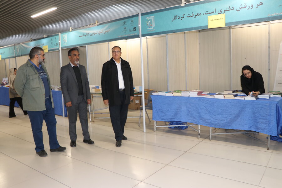 بازدید مدیرکل بهزیستی استان کرمان از نمایشگاه کتاب