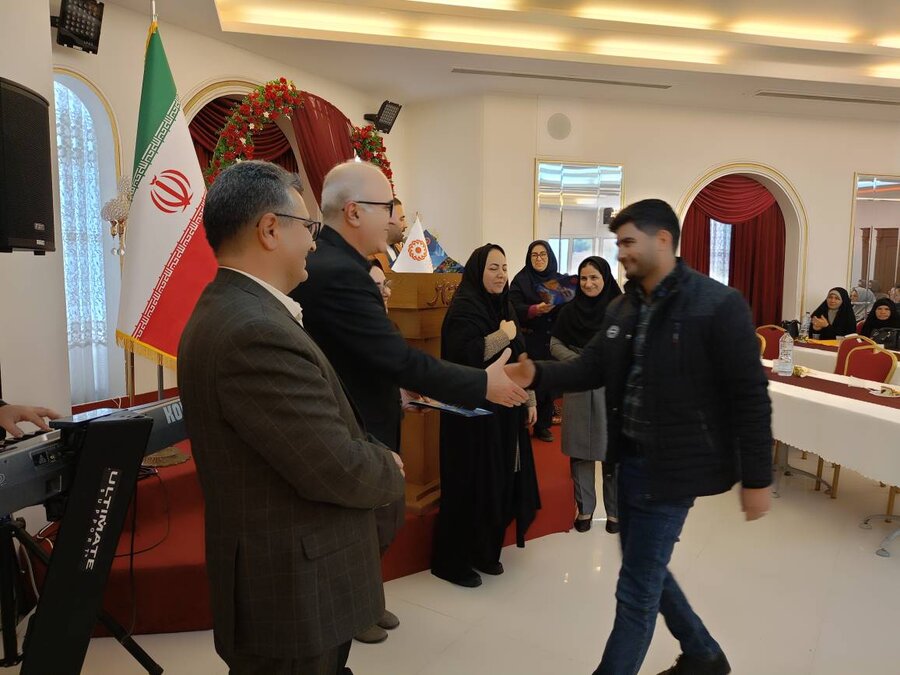 بیرجند/تقدیر از مددکاران و مادران دارای فرزند دو معلول