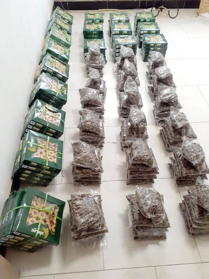 خوسف/توزیع بسته‌های یلدایی بین مددجویان به مناسبت فرا رسیدن شب یلدا