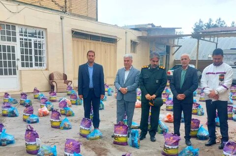 توزیع ۱۵۰ بسته مواد غذایی ویـــژه شب یلــدا در بهزیستی شهرستان سلسله