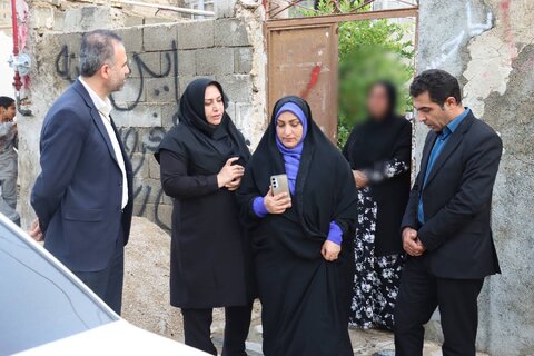 بازدید مدیرکل بهزیستی استان بوشهر از خانواده دارای عضو معلول آسیب‌دیده از باران و پیگیری فوری برای رفع مشکلات