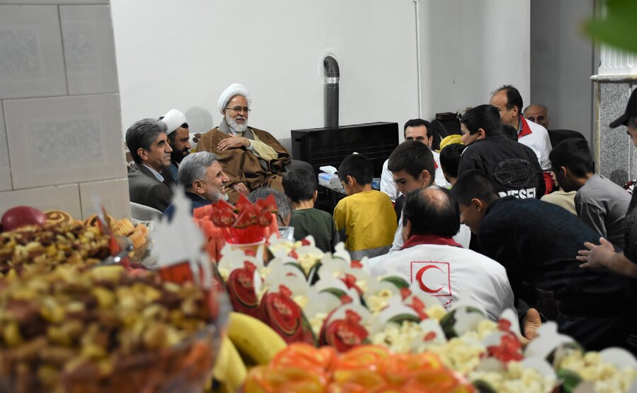 رفتن به پیشواز یلدا با حضور امام جمعه رفتن به پیشواز یلدا با حضور امام جمعه