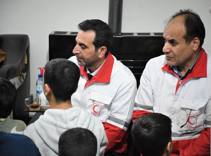 رفتن به پیشواز یلدا با حضور امام جمعه رفتن به پیشواز یلدا با حضور امام جمعه