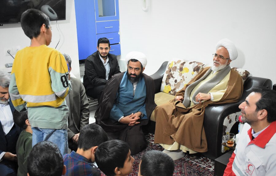 رفتن به پیشواز یلدا با حضور امام جمعه رفتن به پیشواز یلدا با حضور امام جمعه