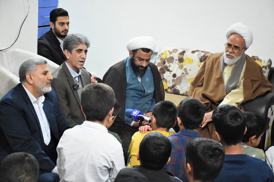 رفتن به پیشواز یلدا با حضور امام جمعه رفتن به پیشواز یلدا با حضور امام جمعه