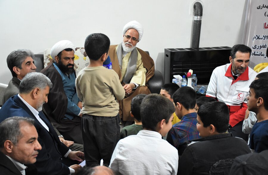 رفتن به پیشواز یلدا با حضور امام جمعه رفتن به پیشواز یلدا با حضور امام جمعه