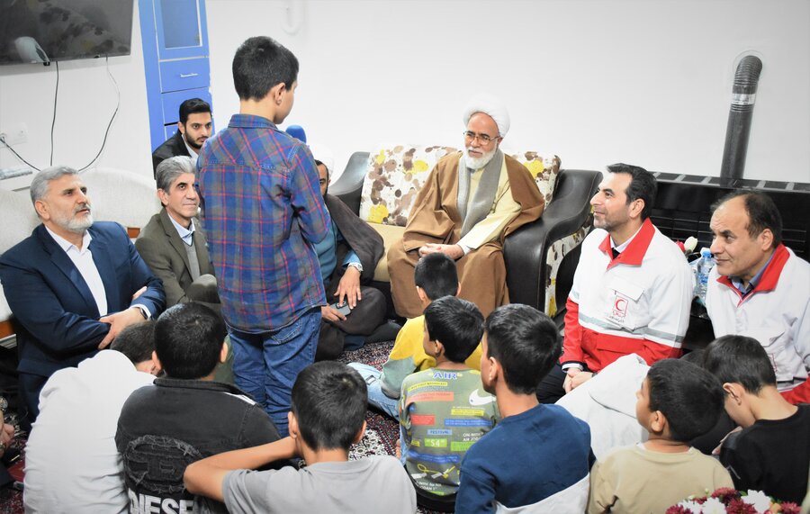 رفتن به پیشواز یلدا با حضور امام جمعه رفتن به پیشواز یلدا با حضور امام جمعه