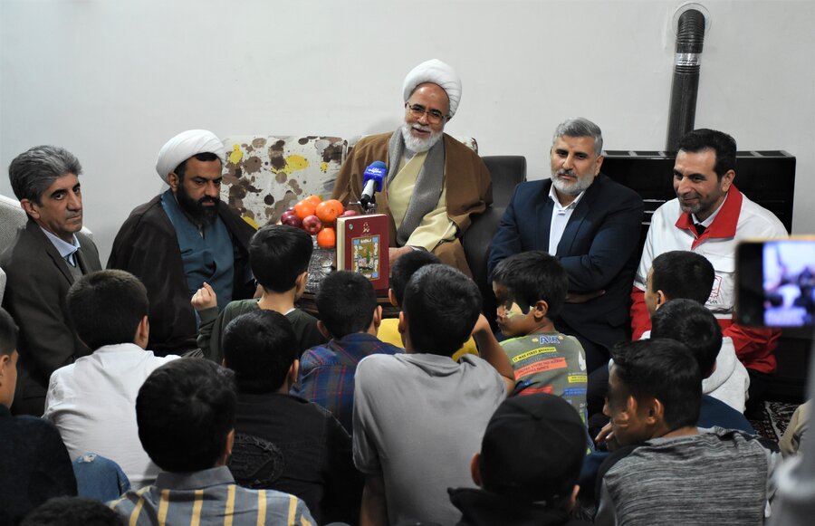 رفتن به پیشواز یلدا با حضور امام جمعه رفتن به پیشواز یلدا با حضور امام جمعه