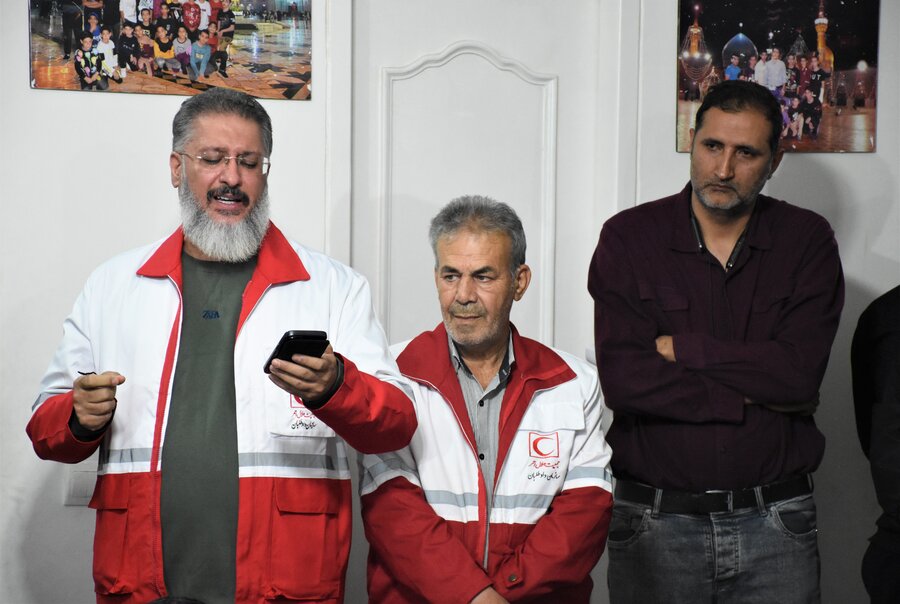 رفتن به پیشواز یلدا با حضور امام جمعه رفتن به پیشواز یلدا با حضور امام جمعه