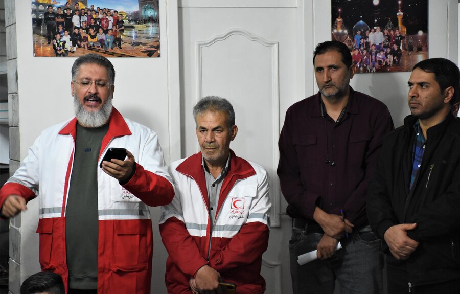 رفتن به پیشواز یلدا با حضور امام جمعه رفتن به پیشواز یلدا با حضور امام جمعه