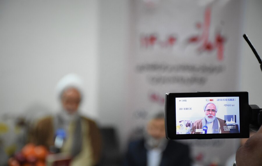 رفتن به پیشواز یلدا با حضور امام جمعه رفتن به پیشواز یلدا با حضور امام جمعه