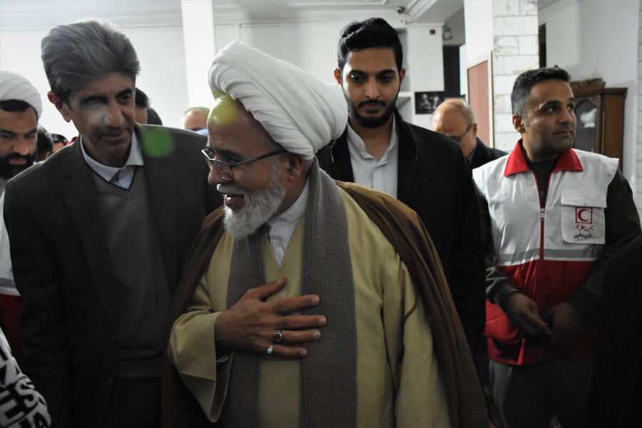 رفتن به پیشواز یلدا با حضور امام جمعه رفتن به پیشواز یلدا با حضور امام جمعه