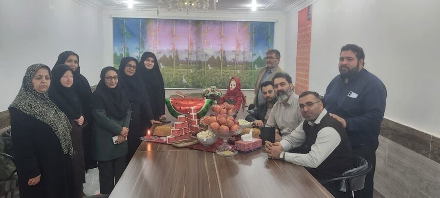 رامیان | همزمان با فرارسیدن شب یلدا، آیین گرامیداشت این سنت دیرینه ایرانی با حضور صمیمی پرسنل اداره در سالن اجتماعات برگزار شد