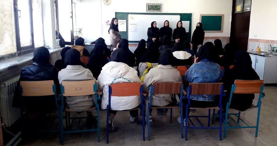 مشگین شهر| بازدید سرپرست بهزیستی از برنامه آموزشی پیشگیری از معلولیت در مدرسه دخترانه