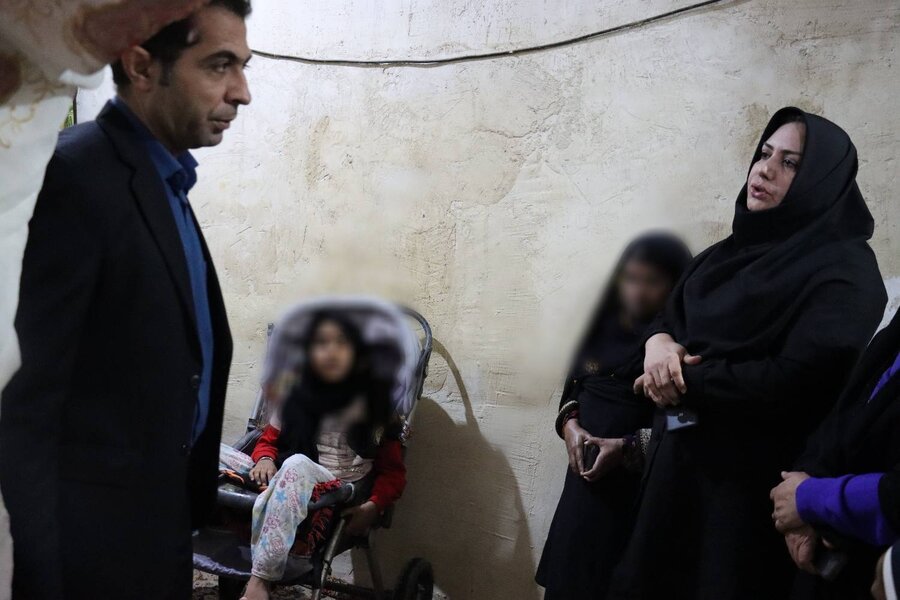 بازدید مدیرکل بهزیستی استان بوشهر از خانواده دارای عضو معلول آسیب‌دیده از باران و پیگیری فوری برای رفع مشکلات