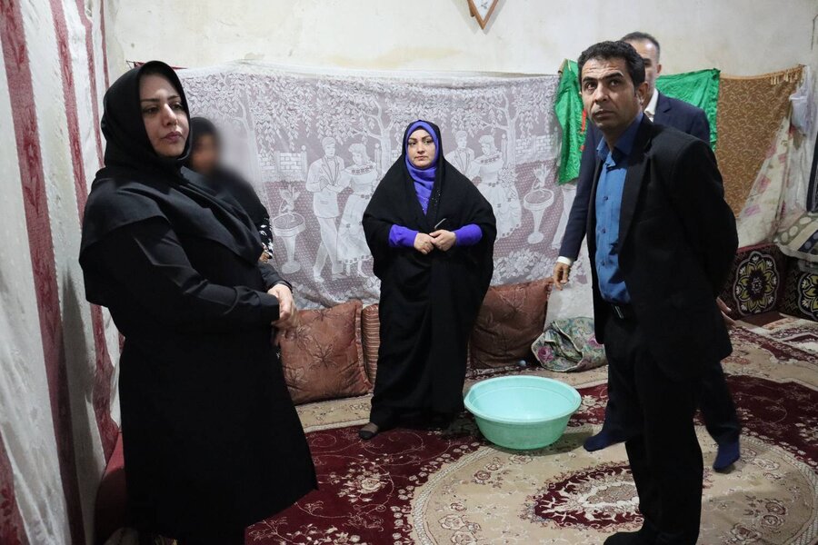 بازدید مدیرکل بهزیستی استان بوشهر از خانواده دارای عضو معلول آسیب‌دیده از باران و پیگیری فوری برای رفع مشکلات