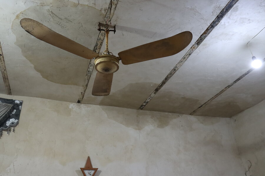 بازدید مدیرکل بهزیستی استان بوشهر از خانواده دارای عضو معلول آسیب‌دیده از باران و پیگیری فوری برای رفع مشکلات