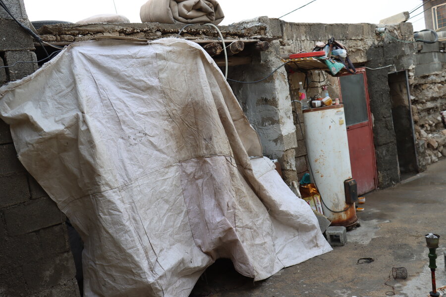 بازدید مدیرکل بهزیستی استان بوشهر از خانواده دارای عضو معلول آسیب‌دیده از باران و پیگیری فوری برای رفع مشکلات